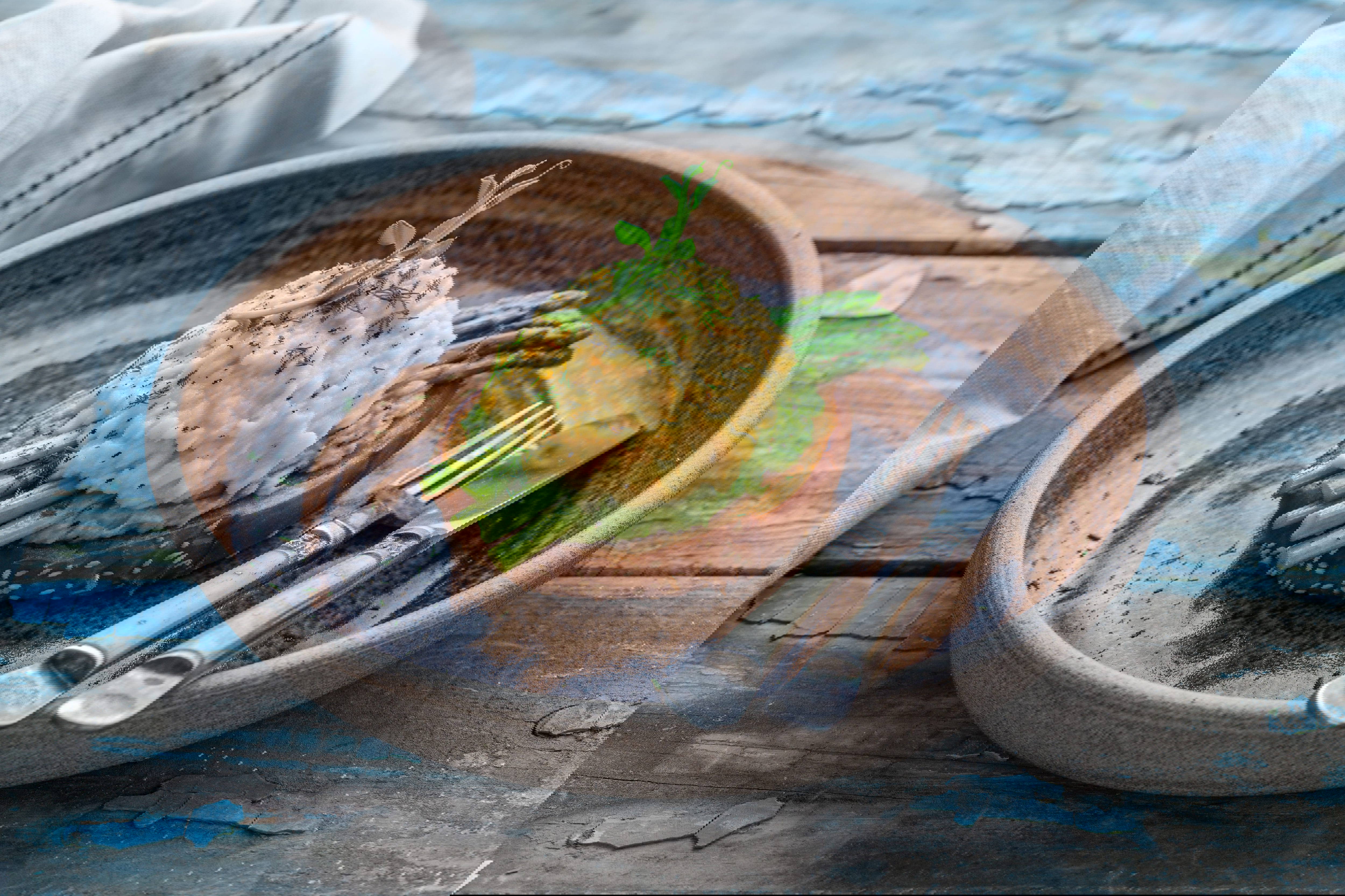 SCRAMBLED EGGS with AVOCADO & ASPARAGUS