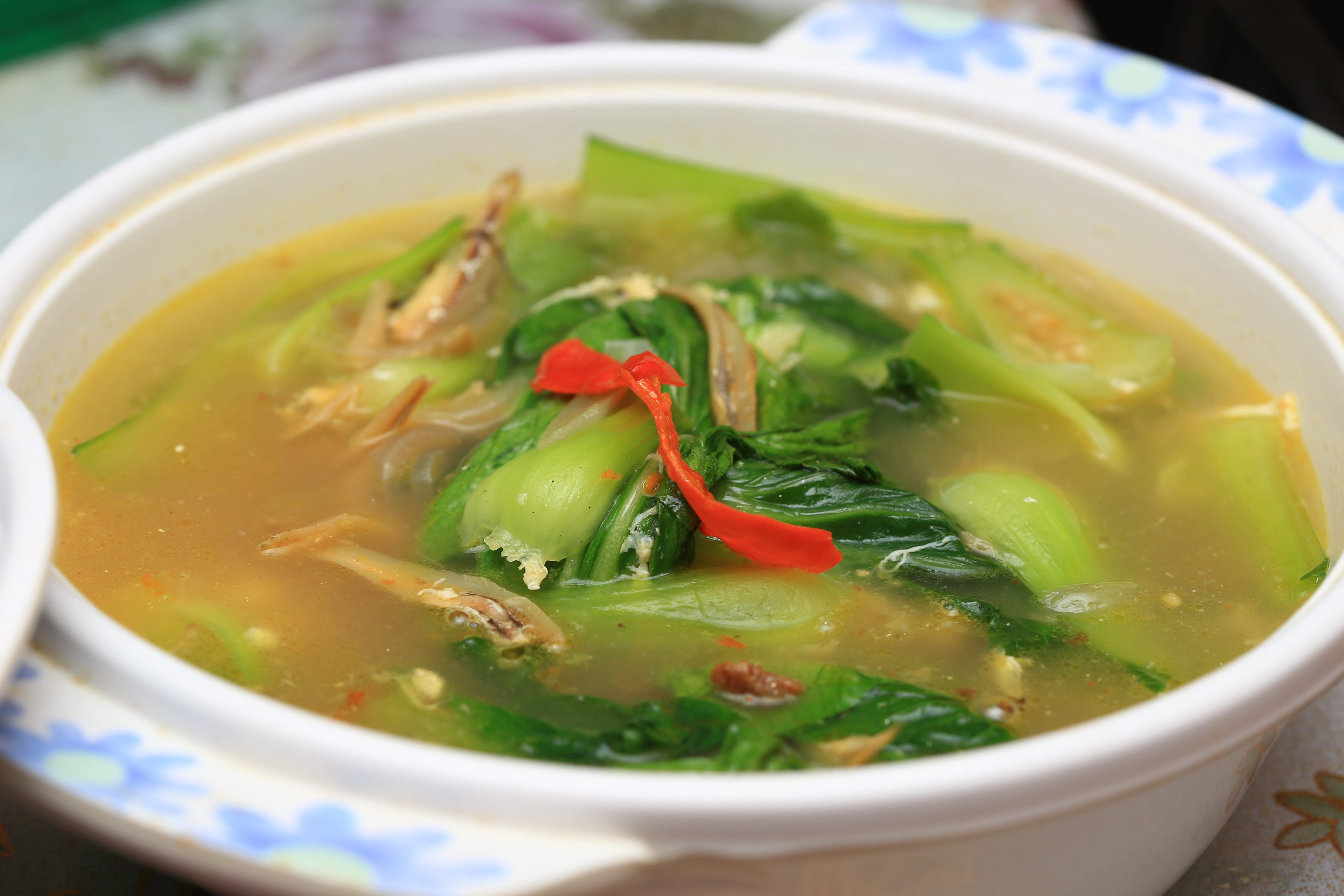 POACHED CHICKEN BREAST, PAK CHOI & RICE NOODLES